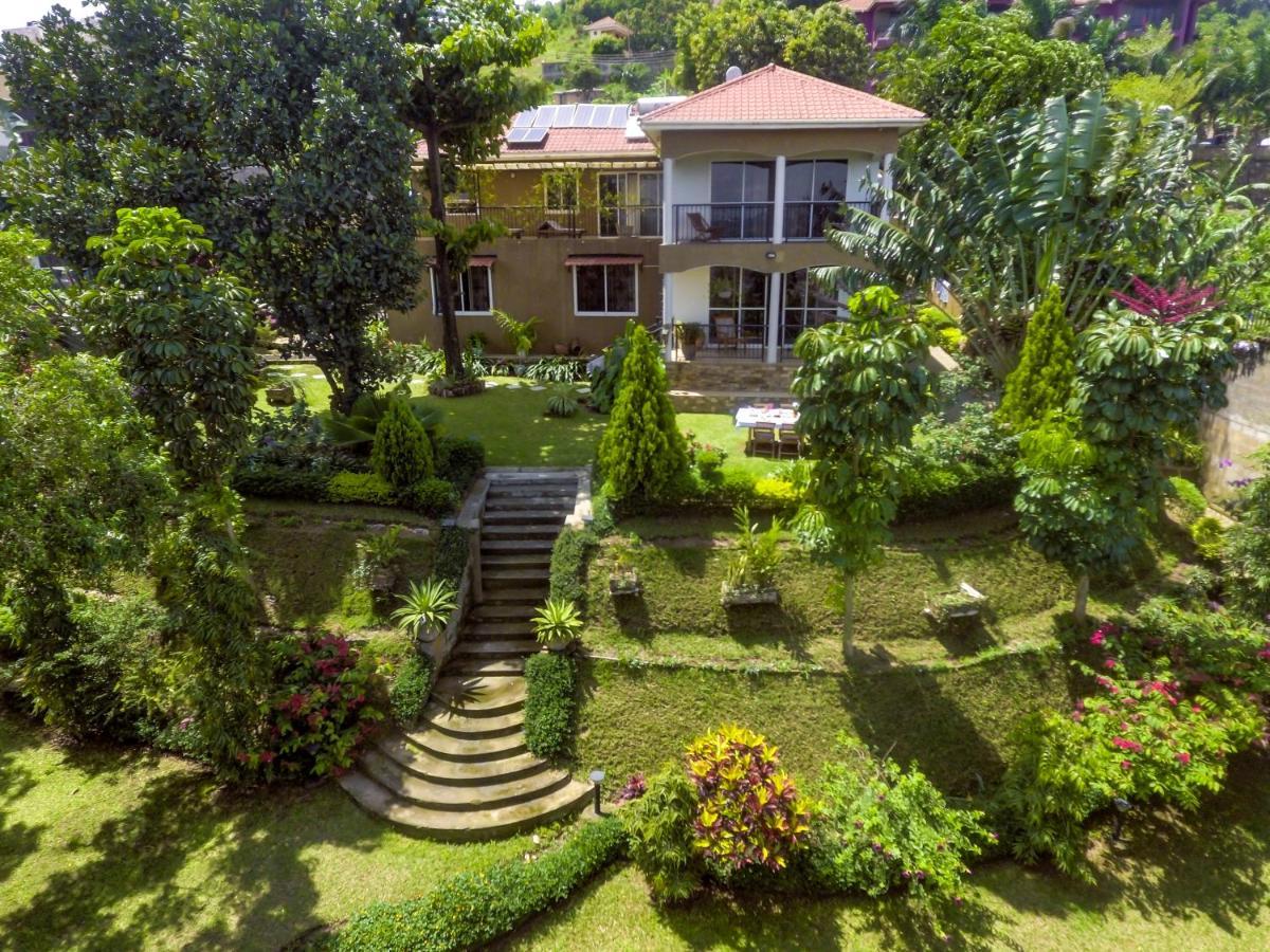 Ewange - A Casa Mia Bed & Breakfast Kampala Bagian luar foto