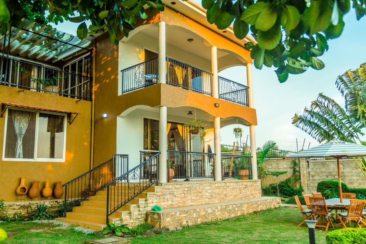 Ewange - A Casa Mia Bed & Breakfast Kampala Bagian luar foto